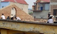 Hình ảnh học sinh bị phạt đẽo gạch giữa trời nắng được chia sẻ trên mạng.
