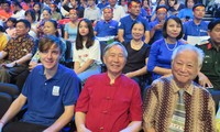 Nhà báo Nguyễn Như Mai (áo đỏ)- cố vấn 20 năm của chương trình đường lên đỉnh Olympia. Ảnh: NVCC