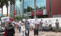 Phụ huynh VAS kéo nhau đến trường phản ứng học phí
