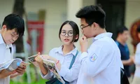 Ngay từ hơn 6h sáng, nhiều thí sinh thi vào lớp 10 tại Hà Nội đã ôn bài trước khi vào môn thi Ngữ Văn ở điểm thi THCS Khương Đình, Thanh Xuân. Ảnh: Như Ý Thí sinh tranh thủ ôn bài trước giờ thi tại điểm thi THCS Phan Đình Giót, Thanh Xuân 