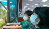 Nhiều học sinh ngóng trường học từ xa. Đến bao giờ học sinh được đến trường? Ảnh: Đ.H