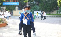 Những hình ảnh đẹp tuyệt vời: Công an, tình nguyện &apos;tiếp sức mùa thi&apos; cho sĩ tử Thủ đô