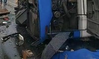 Kinh hãi khoảnh khắc xe khách lật trên Quốc lộ 1 khiến 7 người thương vong