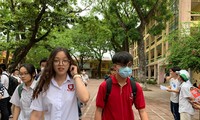 Thí sinh ra khỏi phòng thi tổ hợp sáng nay. Ảnh: Đỗ Hợp