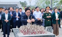 [ẢNH] Thủ tướng tưởng niệm, tri ân các Anh hùng, liệt sĩ trong chiến dịch Điện Biên Phủ lịch sử