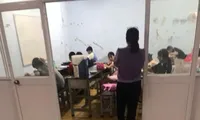 Một lớp dạy thêm cho học sinh tiểu học tại Nhà văn hóa Thanh Đa (quận Bình Thạnh). Ảnh: V.D.