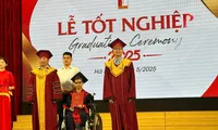 Nam sinh 10 năm cõng bạn đến trường giờ lại cõng bạn lên nhận bằng tốt nghiệp đại học loại giỏi