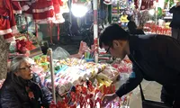 Nhộn nhịp thị trường đồ trang trí, quà tặng Noel