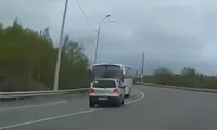 Đang đi trên đường, SUV bỗng nhiên lao đầu vào xe buýt
