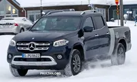 Đầu xe Mercedes-Benz X-Class mới có thiết kế mặt ca-lăng quen thuộc.