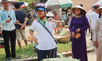 Rộn ràng khai hội “Chợ quê cầu Ngói”