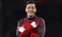 Mesut Ozil ở lại Arsenal, hưởng lương cao chưa từng có