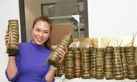 Sao Việt 29 Tết: Mỹ Tâm trổ tài gói bánh chưng gù điêu luyện khiến fan ngưỡng mộ