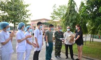 Sắp chia tay khu cách ly, Võ Hoàng Yến gõ cửa từng phòng quyên tiền chống dịch