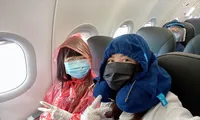 Thuỷ Anh và mẹ trên báy bay về Việt Nam.