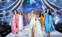 Diện đầm rực rỡ sắc màu, 35 thí sinh trình diễn ấn tượng bên ca sĩ Thu Phương.
