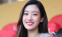Hoa hậu Đỗ Mỹ Linh đến sân Hàng Đẫy cổ vũ đội bóng của ông xã tranh Siêu cúp