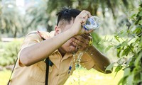 CSGT Hà Nội điều tiết giao thông dưới nắng nóng gay gắt như ‘chảo lửa’