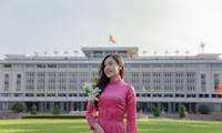 Nữ sinh UEF là VĐV của Đội tuyển Quyền Taekwondo Việt Nam diện áo dài trước Dinh Độc Lập mừng đón kỷ niệm 30/4