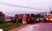 Cưa ca bin giải cứu tài xế mắc kẹt trong xe tải lật trên quốc lộ