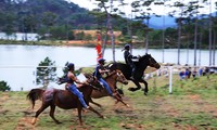 Giải đua ngựa không yên kỳ thú của hàng chục kỵ mã người Lạch