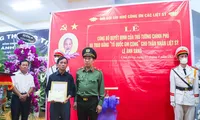 Truy tặng Huy hiệu Tuổi trẻ dũng cảm cho đại uý Lê Ánh Sáng và anh Phạm Ngọc Anh