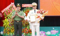 Thượng tá Lê Hữu Tuấn (phải) nhận quyết định bổ nhiệm.
