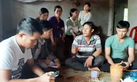 Nhiều người đến thăm hỏi, chia buồn với gia đình của nạn nhân Vương