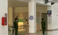Việc bắt và khám xét diễn ra tại nơi làm việc của bà Liên.