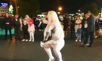 "biểu diễn thời trang" phản cảm ở phố đi bộ-ảnh chụp màn hình.