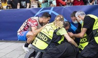 Ronaldo tung cú sút khiến nữ nhân viên bất tỉnh ở trận gặp Young Boys