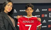 Con trai Ronaldo chính thức khoác áo đội trẻ MU, mang áo số 7 huyền thoại