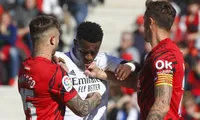 Siêu sao Vinicius bị 'bắt nạt' trong lẫn ngoài sân cỏ, HLV Real Madrid phản ứng dữ dội