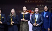 Madam Pang và HLV Kiatisak nhận vinh dự lớn ở quê nhà Thái Lan 