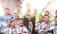 Tại sao Messi mặc áo choàng đen nâng Cúp, và nó có ý nghĩa gì?