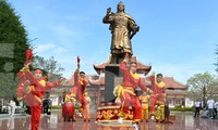Màn biểu diễn nhạc võ cổ truyền Bình Định dưới chân tượng đài anh hùng áo vải Quang Trung