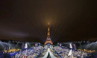 Lễ bế mạc Olympic Paris 2024: Từ nội dung được chỉnh sửa sau lễ khai mạc gây tranh cãi đến màn đu dây của Tom Cruise