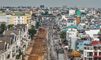Lái xe lách qua lô cốt, cột điện giữa tuyến đường 2.300 tỷ đồng ở TPHCM