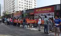 Hàng trăm khách hàng căng băng rôn tố chủ đầu tư &apos;mập mờ&apos; bàn giao nhà