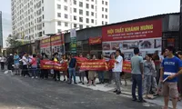 Hàng trăm khách hàng căng băng rôn tố chủ đầu tư &apos;mập mờ&apos; bàn giao nhà