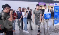 Đình Trọng chống nạng ra sân bay tiễn tuyển Việt Nam dự King’s Cup