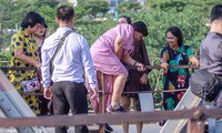 Đóng cửa phố đường tàu, khách Tây &apos;dạt&apos; ra cầu Long Biên
