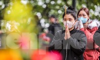 Giữa dịch corona, người người đi lễ Phủ Tây Hồ cúng rằm tháng Giêng