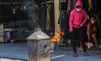 Vỉa hè, lòng đường Thủ đô &apos;đỏ lửa&apos; cúng rằm tháng 7