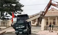 Xe tải va chạm làm sập cổng nhà văn hoá, tài xế tử vong