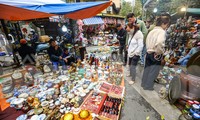 Dạo bước chợ Tết kỳ lạ đất Hà thành ngắm đồ &apos;thời ông bà anh&apos;