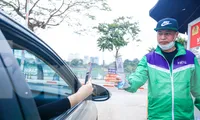 Thu phí trông giữ xe không dùng tiền mặt, hết cảnh chờ hàng giờ vào lễ Phủ Tây Hồ ngày Tết