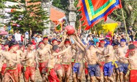 Xem trai làng phô diễn sức mạnh tại vật lầu Quan Xuyên