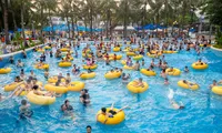 &apos;Nắng nóng nung người&apos;, người dân đổ về công viên nước ngày nghỉ lễ