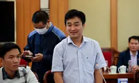 Phan Quốc Việt (đứng giữa)